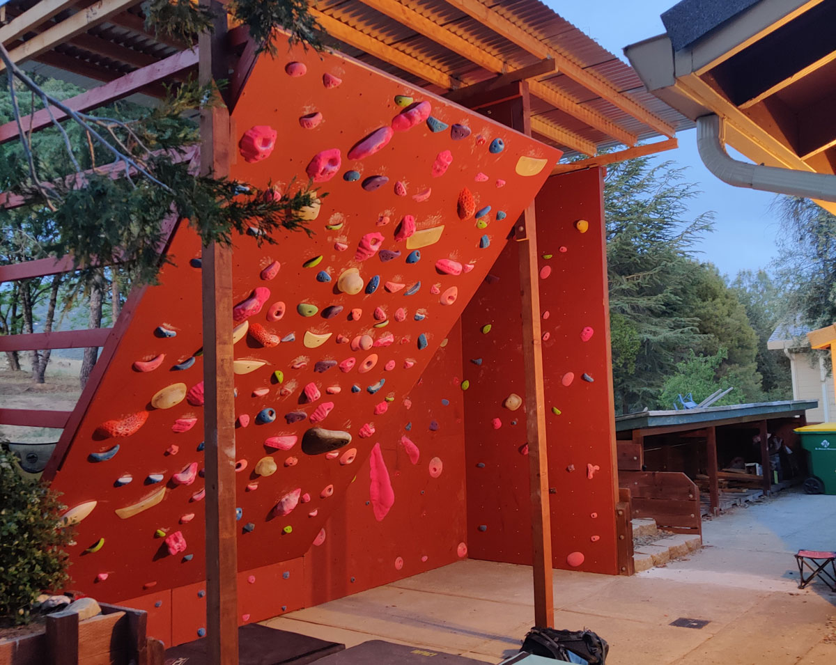 HWOW 59 – Outdoor Multi-Angle Family Wall