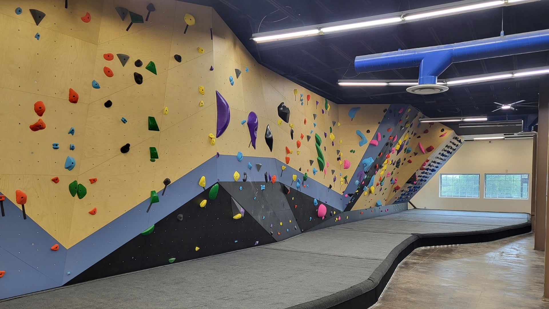 New Texas Gym to Offer Indoor and Outdoor Bouldering, Yoga, and Yard Games
