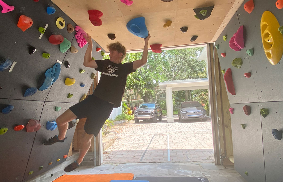 HWOW 14 – A Sleek Floridian Garage Homewall